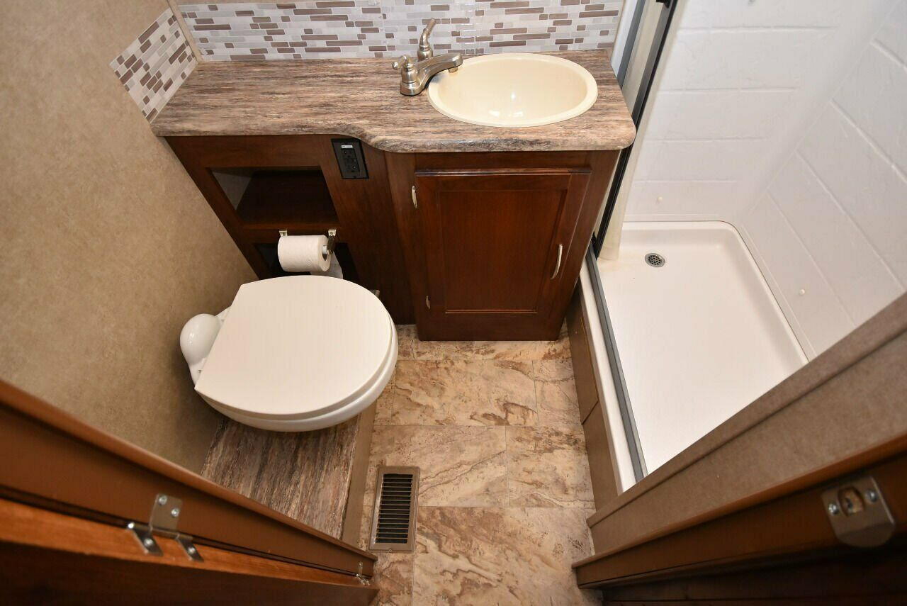 2015 Coachmen Pursuit 33BH - Image 42