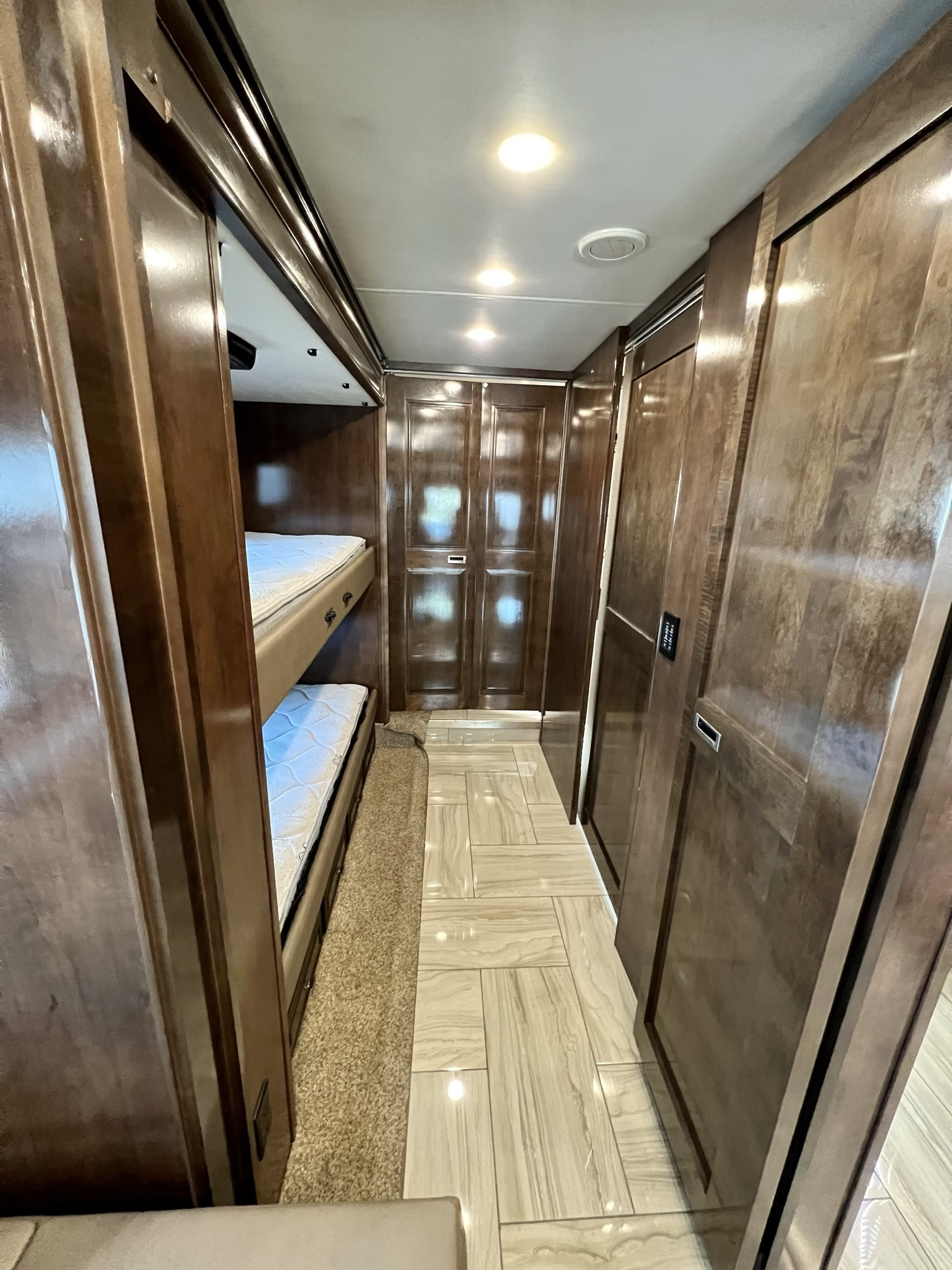 2020 Fleetwood Discovery LXE 40G - Image 10