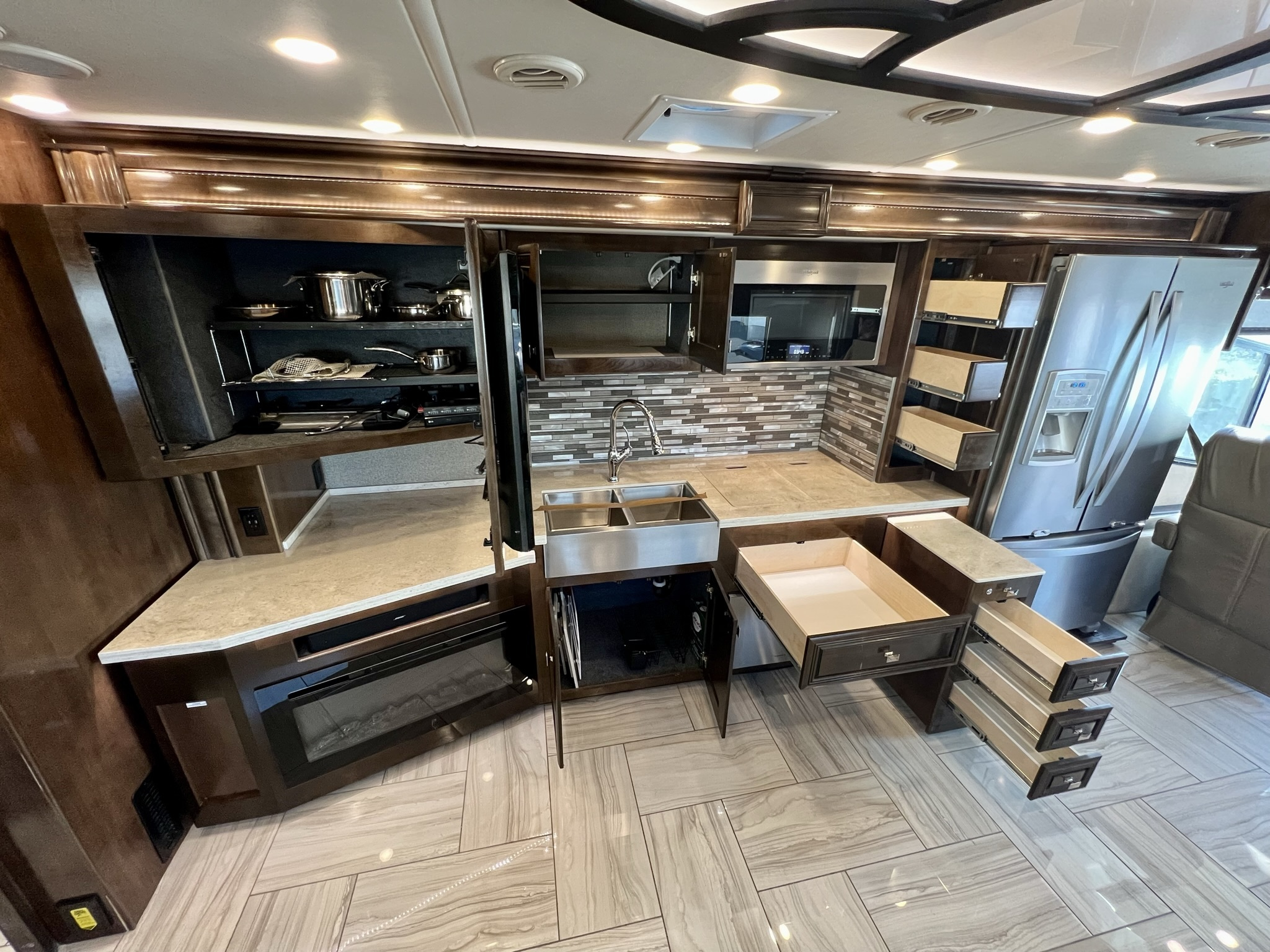 2020 Fleetwood Discovery LXE 40G - Image 11