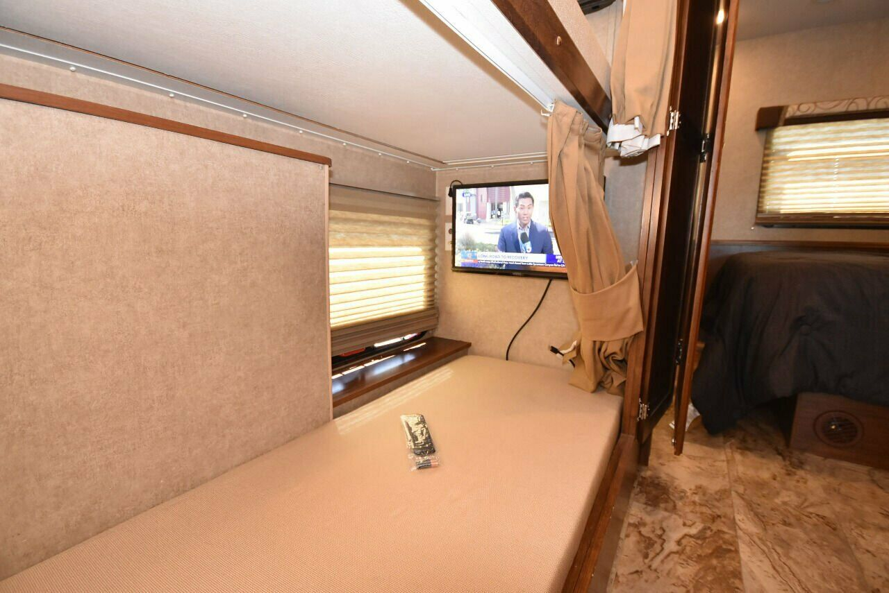 2015 Coachmen Pursuit 33BH - Image 44