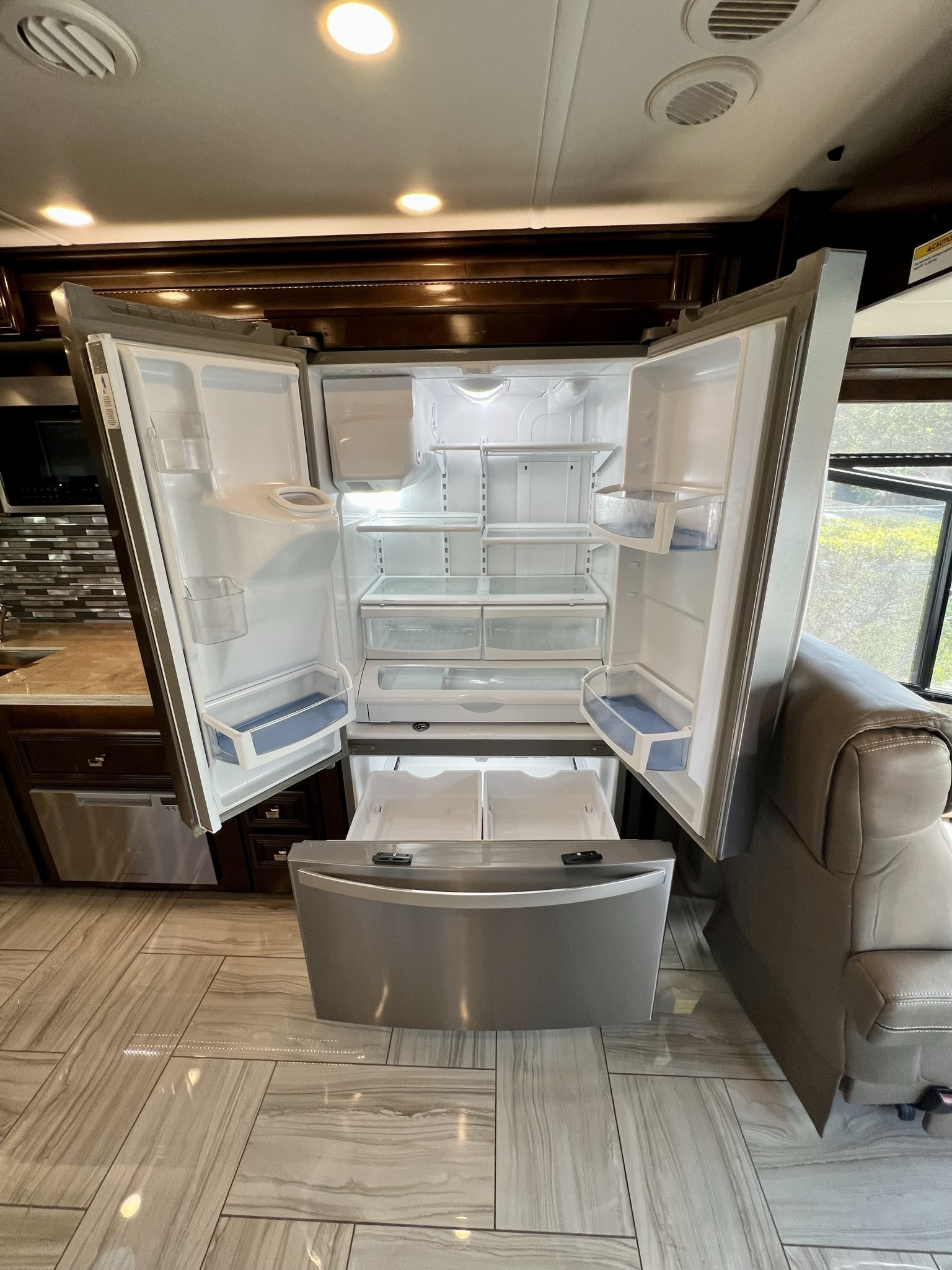 2020 Fleetwood Discovery LXE 40G - Image 12