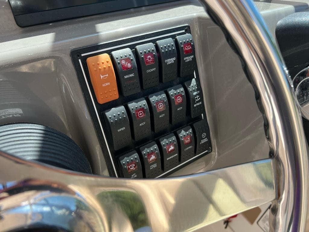 2018 Pursuit DC 265 - Image 36