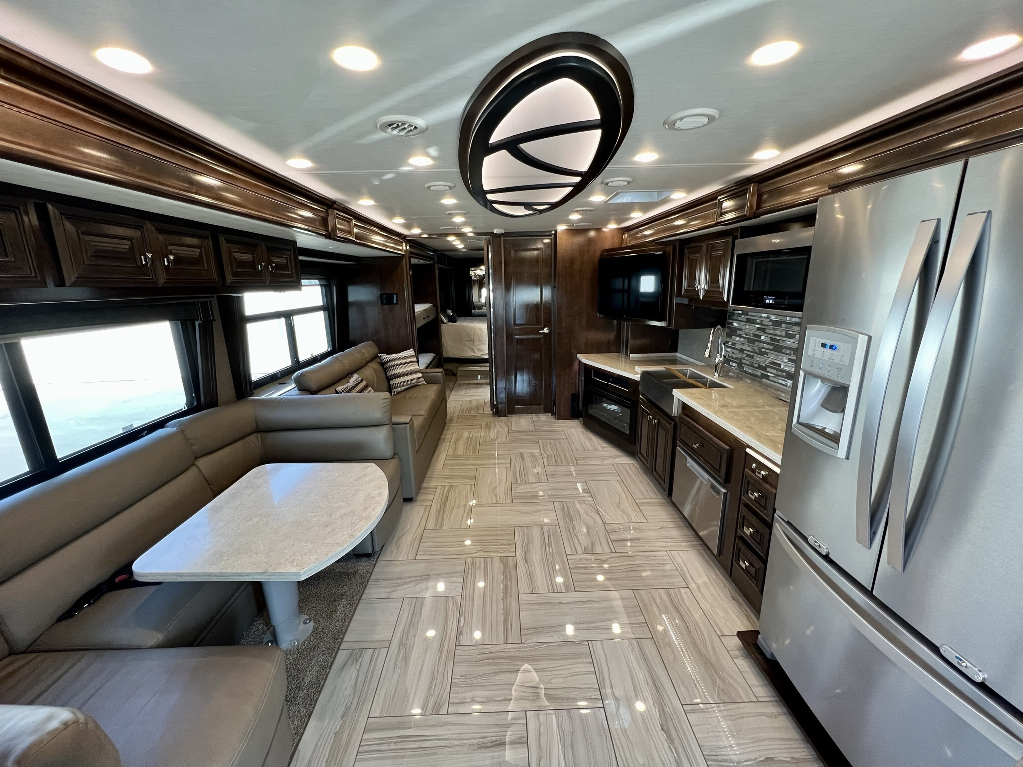 2020 Fleetwood Discovery LXE 40G - Image 15