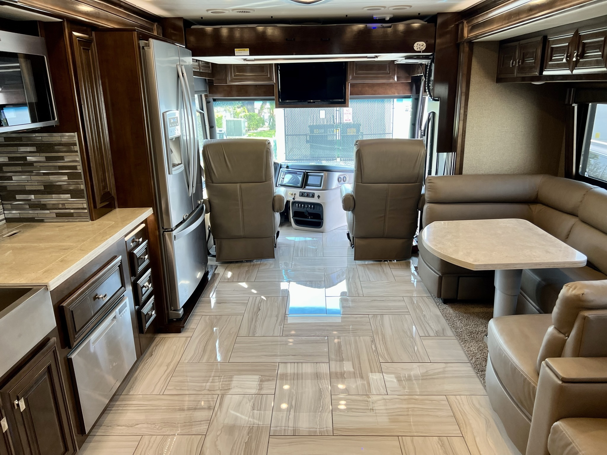 2020 Fleetwood Discovery LXE 40G - Image 16