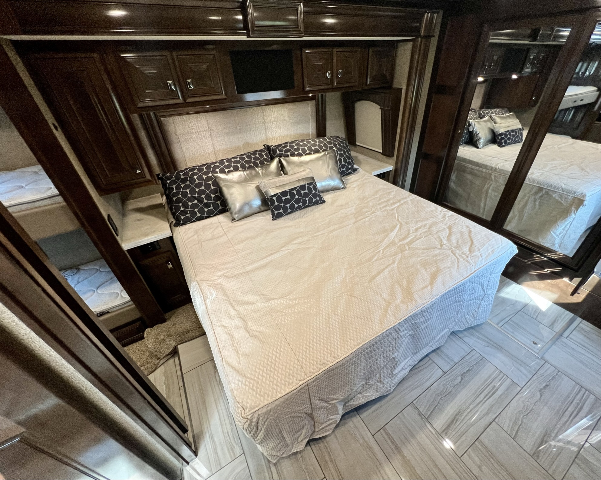 2020 Fleetwood Discovery LXE 40G - Image 18