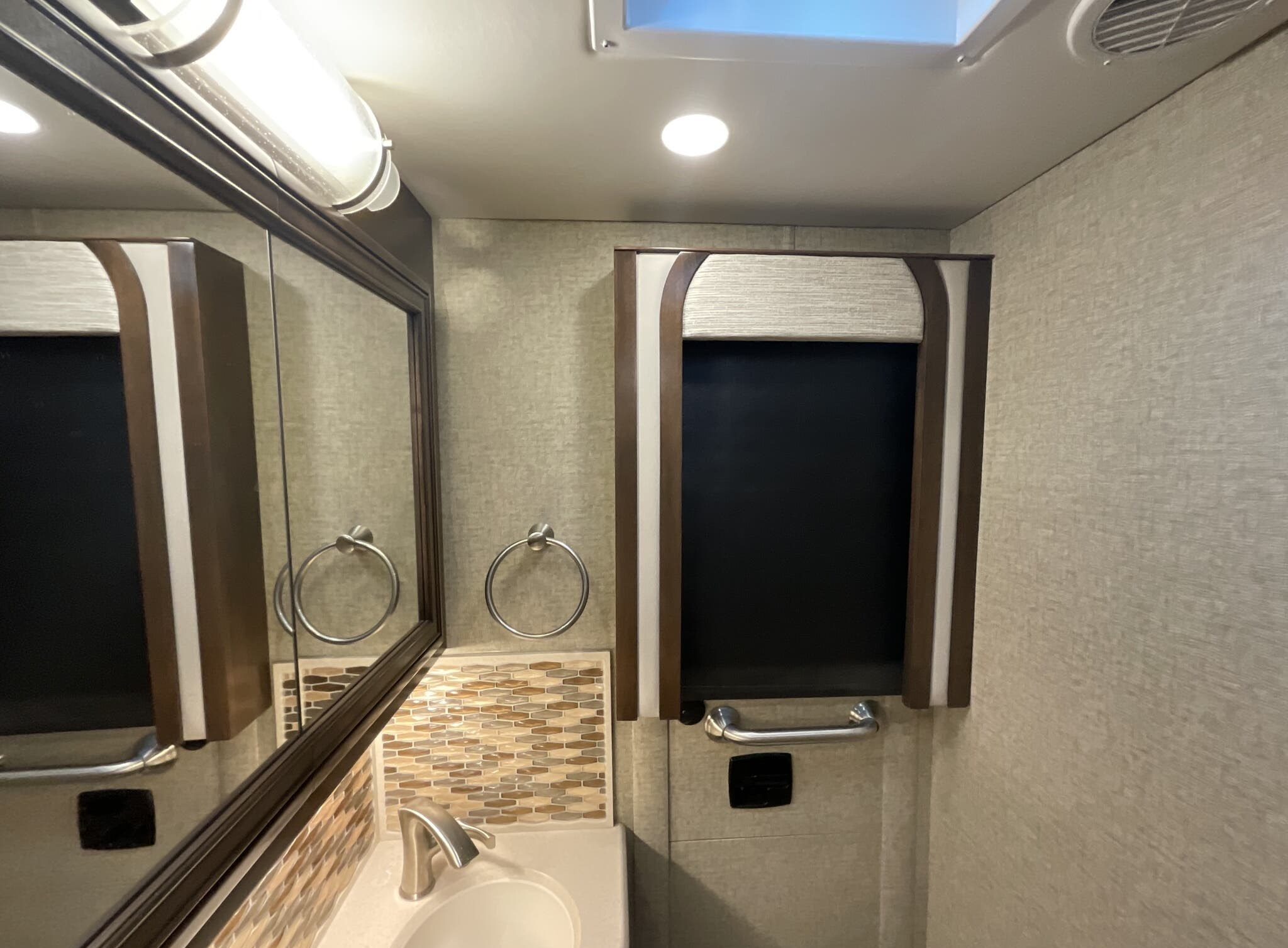 2018 Newmar New Aire 3341 - Image 50