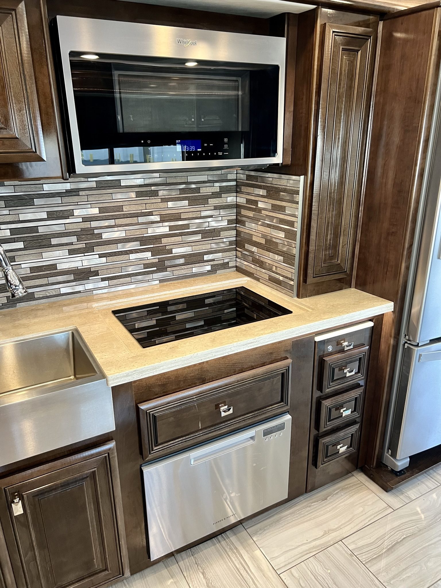 2020 Fleetwood Discovery LXE 40G - Image 19