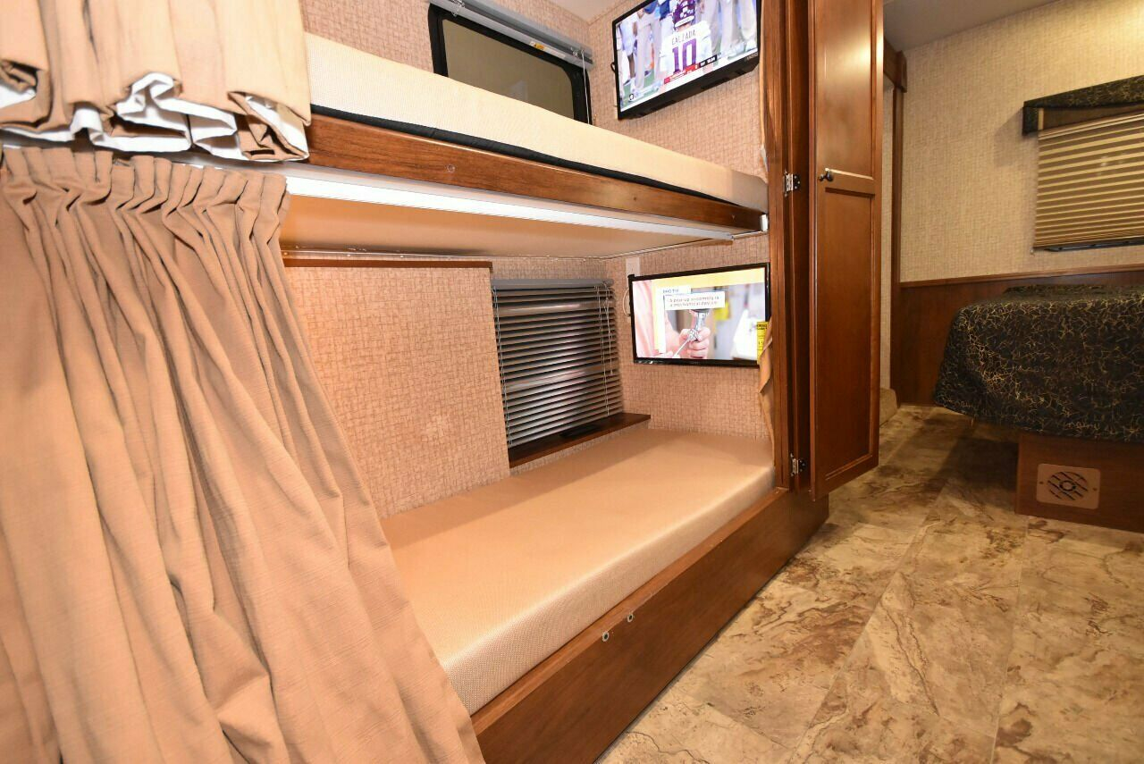 2015 Coachmen Pursuit 33BH - Image 8