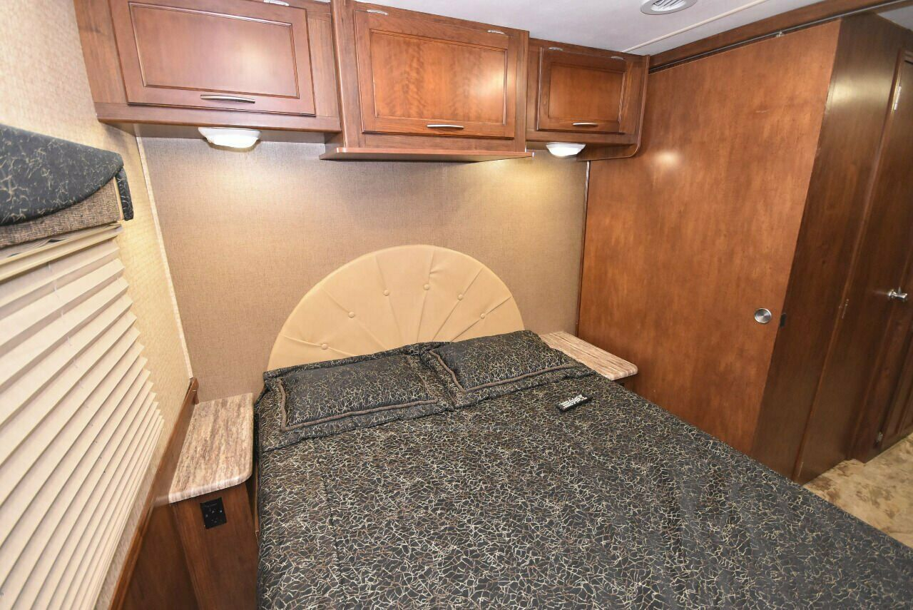 2015 Coachmen Pursuit 33BH - Image 9