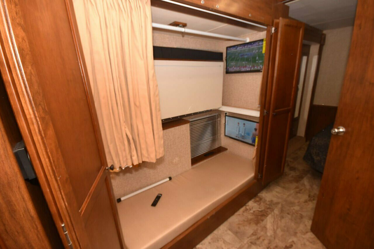 2015 Coachmen Pursuit 33BH - Image 12