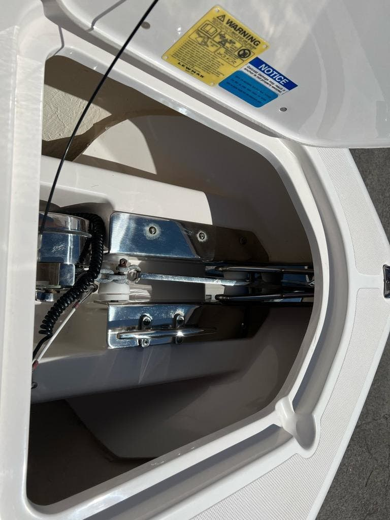 2018 Pursuit DC 265 - Image 9