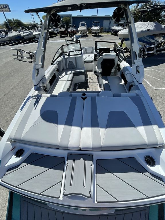 2019 Malibu Boats 21 VLX - Image 12