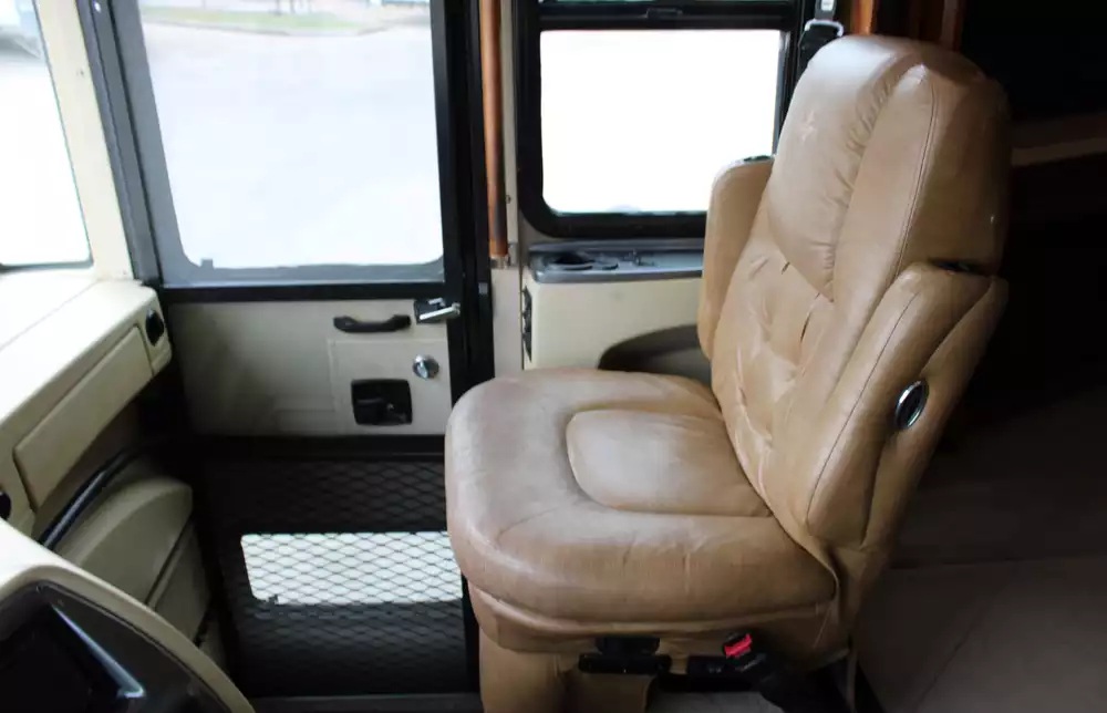 2013 Tiffin Phaeton 36GH - Image 6