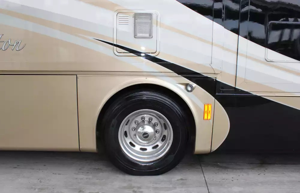 2013 Tiffin Phaeton 36GH - Image 7