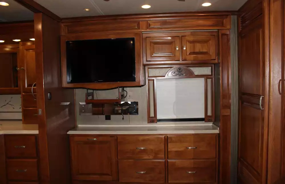 2013 Tiffin Phaeton 36GH - Image 8