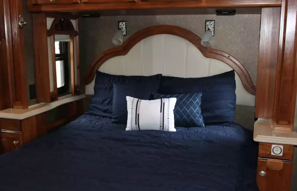 2013 Tiffin Phaeton 36GH - Image 9