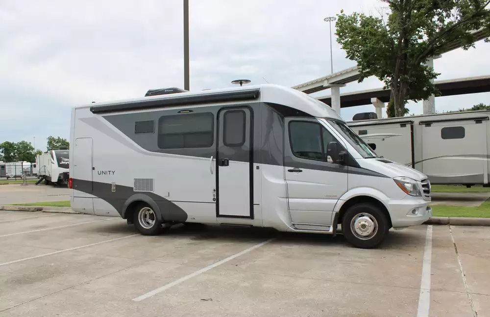 2017 Leisure Travel Unity Series U24MB - Image 3