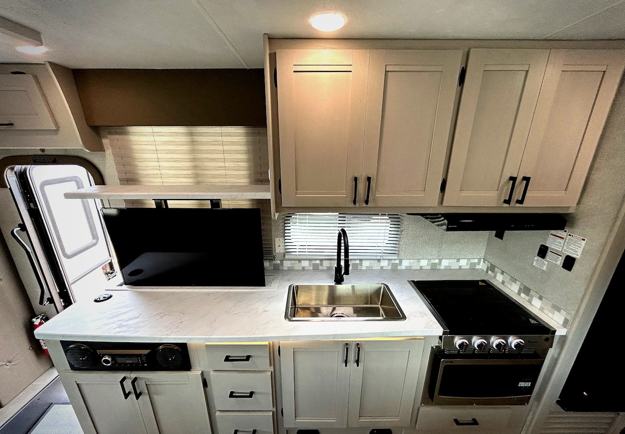 2024 Coachmen Freelander 31MB - Image 9