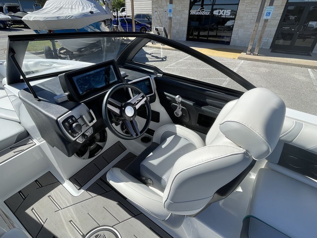 2019 Malibu Boats 21 VLX - Image 17