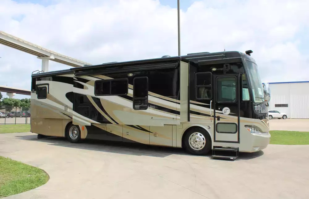 2013 Tiffin Phaeton 36GH - Image 11