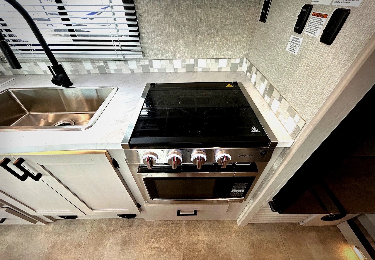 2024 Coachmen Freelander 31MB - Image 10