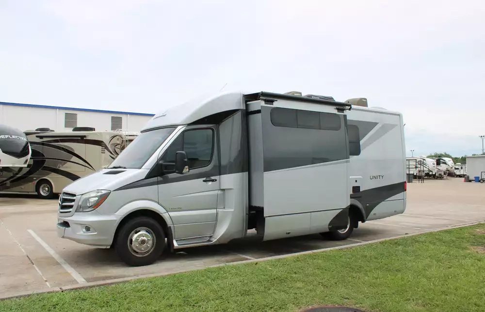 2017 Leisure Travel Unity Series U24MB - Image 2