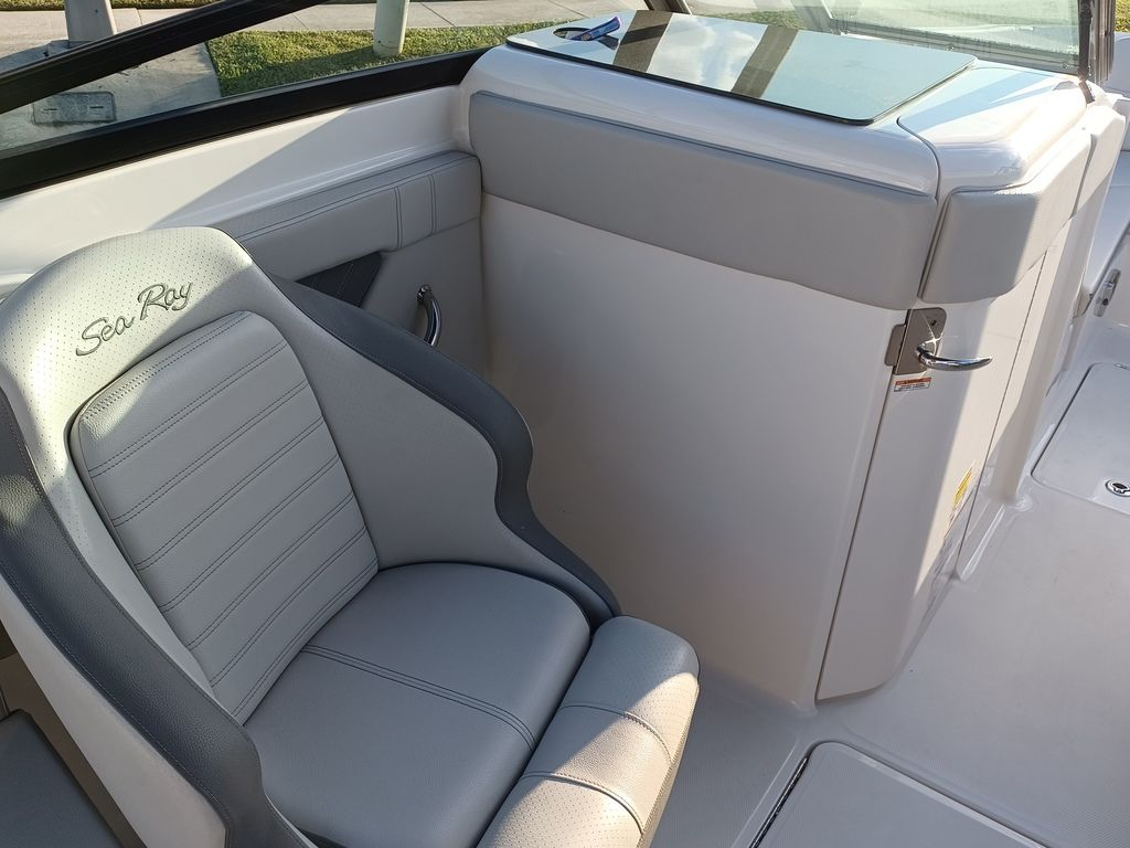 2020 Sea Ray SLX 230 - Image 4