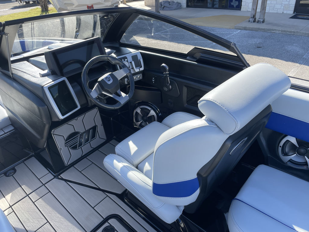 2020 Malibu Boats 23 MXZ - Image 23