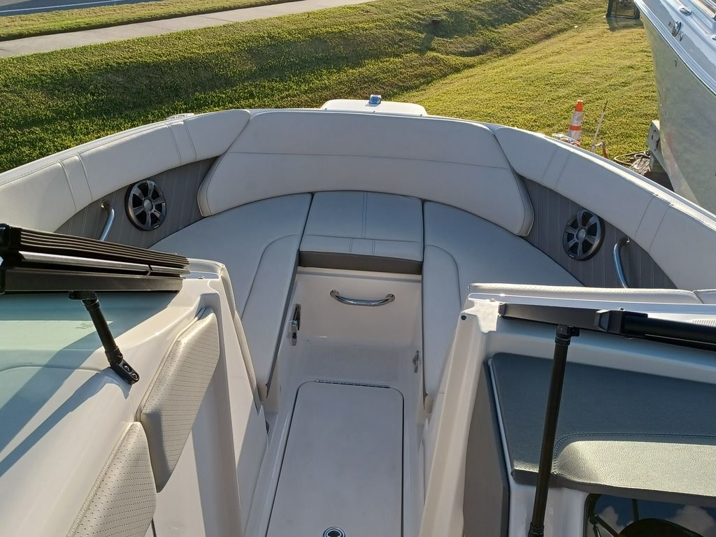 2020 Sea Ray SLX 230 - Image 5