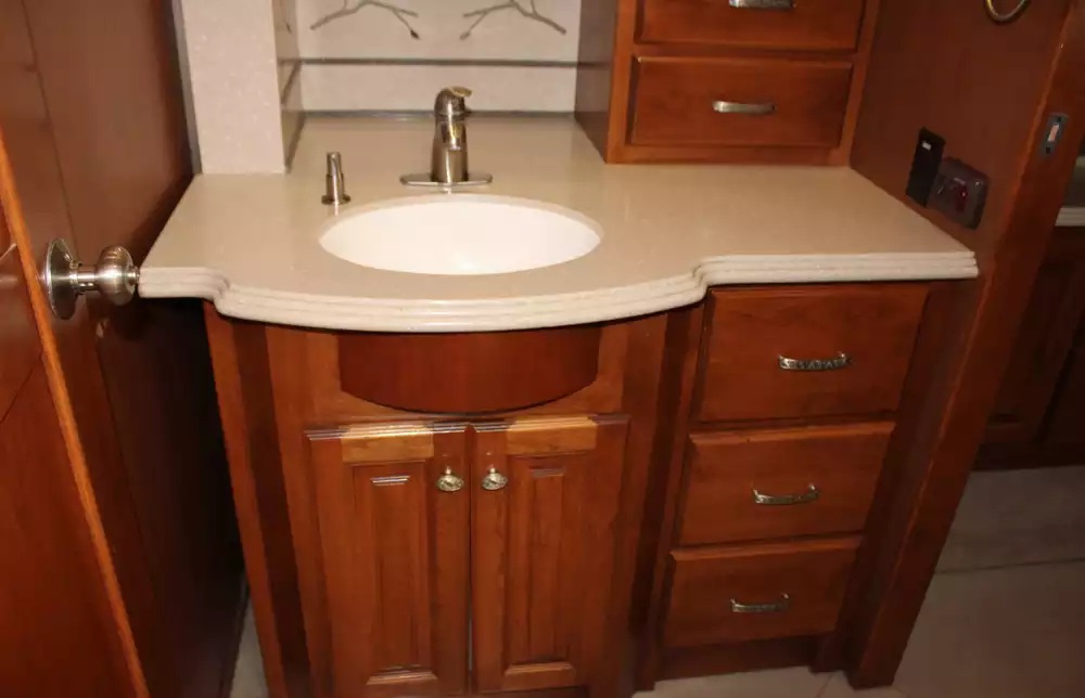 2013 Tiffin Phaeton 36GH - Image 19