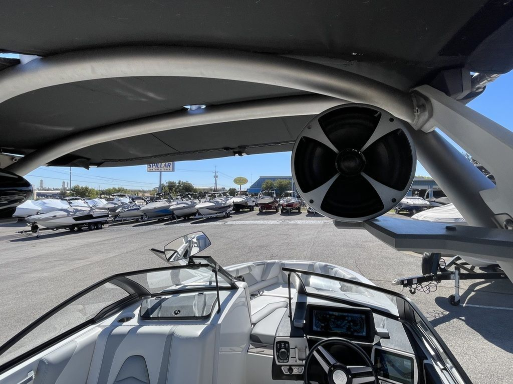 2019 Malibu Boats 21 VLX - Image 8