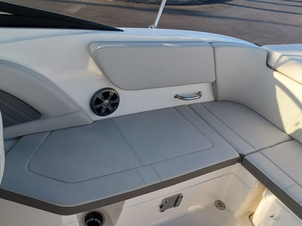 2020 Sea Ray SLX 230 - Image 12