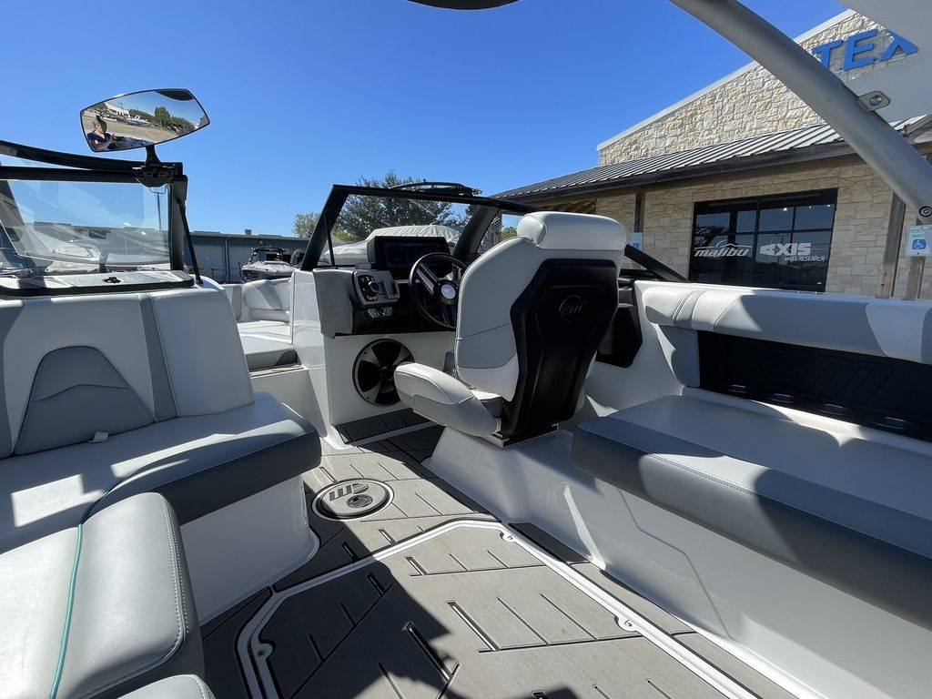 2019 Malibu Boats 21 VLX - Image 9