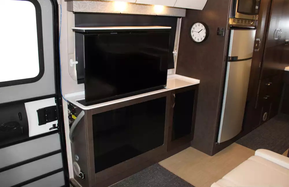 2017 Leisure Travel Unity Series U24MB - Image 32