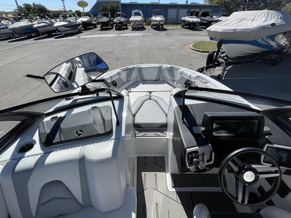 2019 Malibu Boats 21 VLX - Image 10