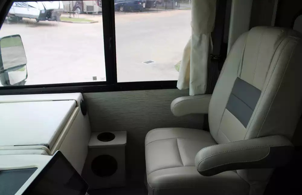 2023 Thor Vegas 24.1 - Image 34