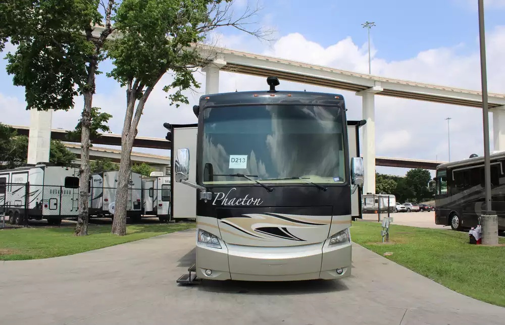 2013 Tiffin Phaeton 36GH - Image 2