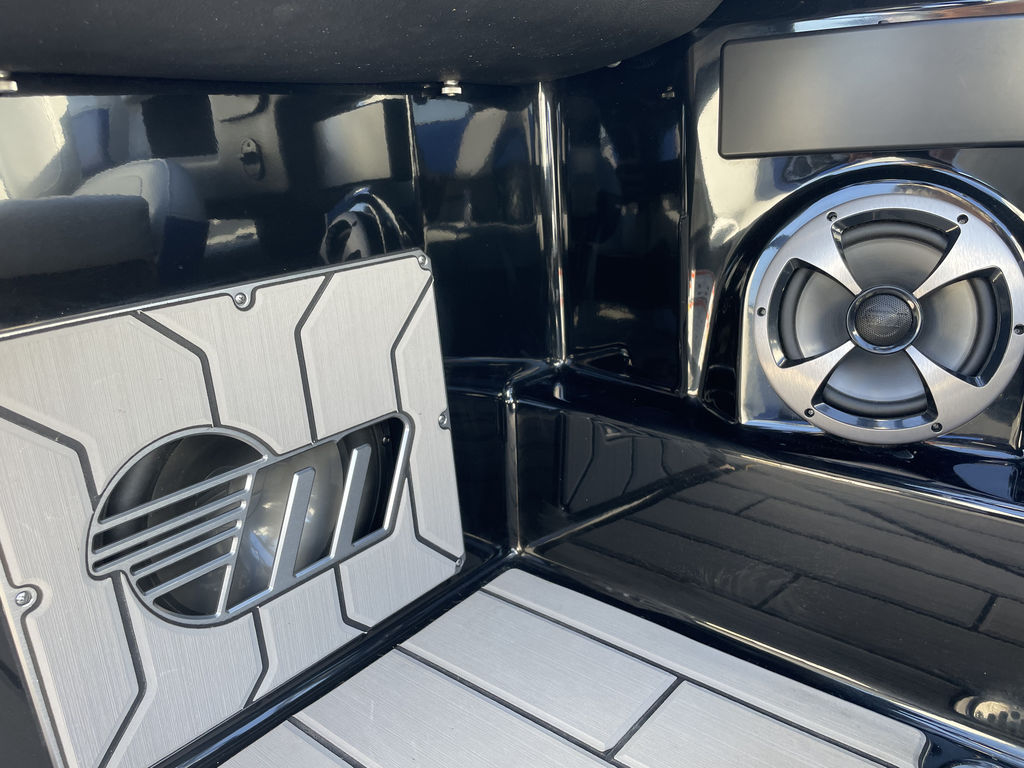 2020 Malibu Boats 23 MXZ - Image 10