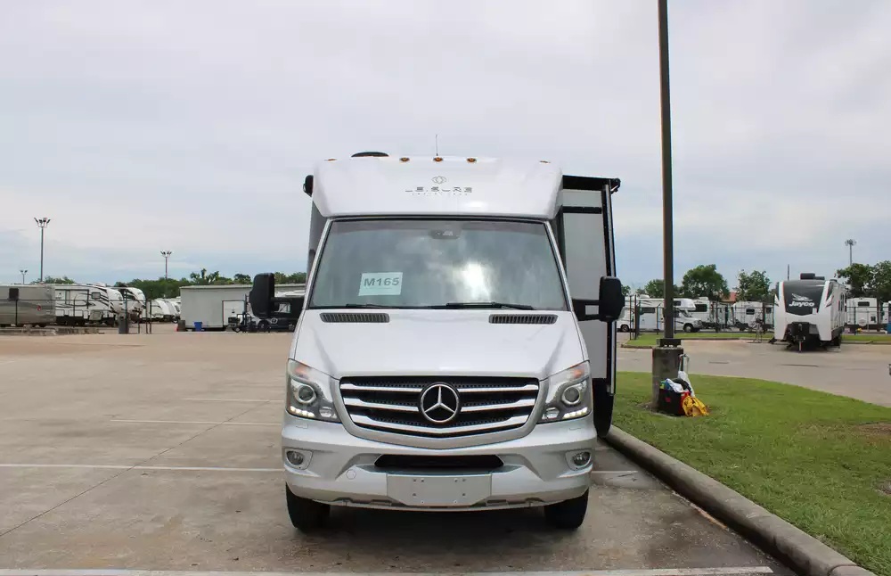 2017 Leisure Travel Unity Series U24MB