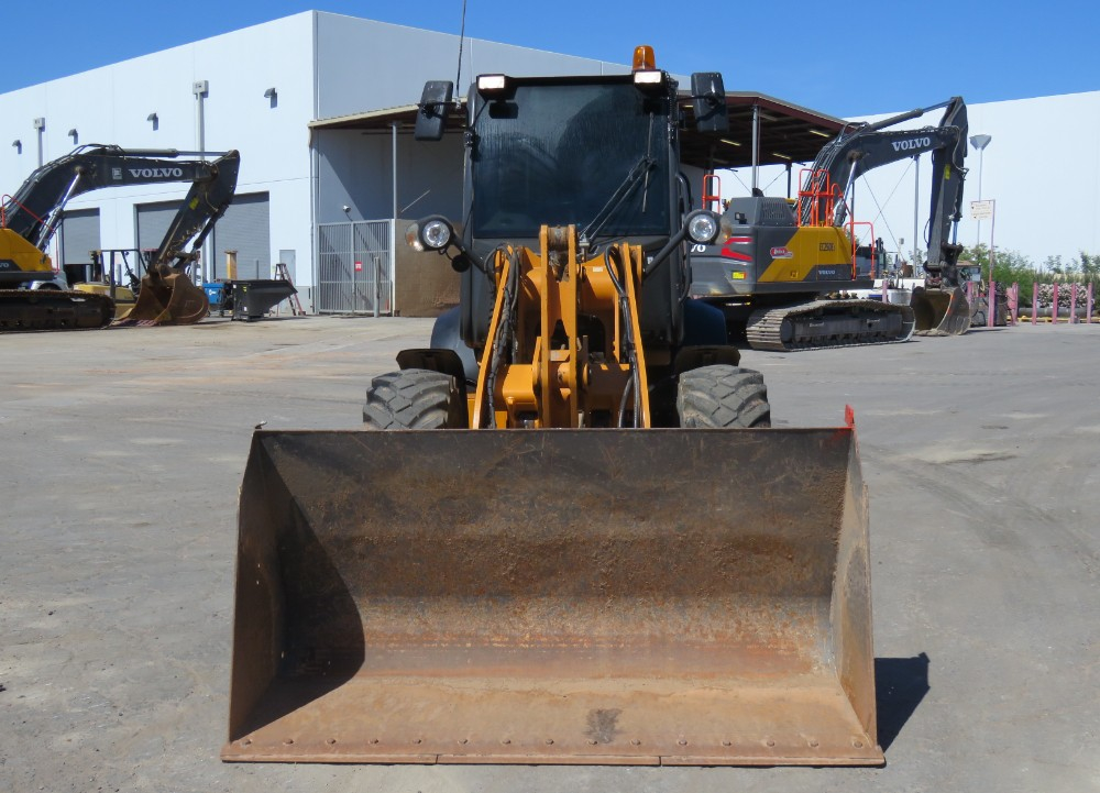 2016 Case 321F - Image 13