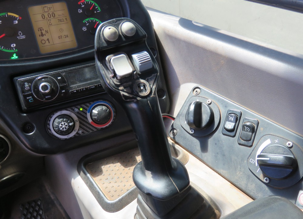 2016 Case 321F - Image 24