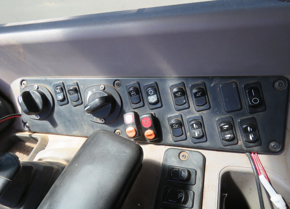 2016 Case 321F - Image 25