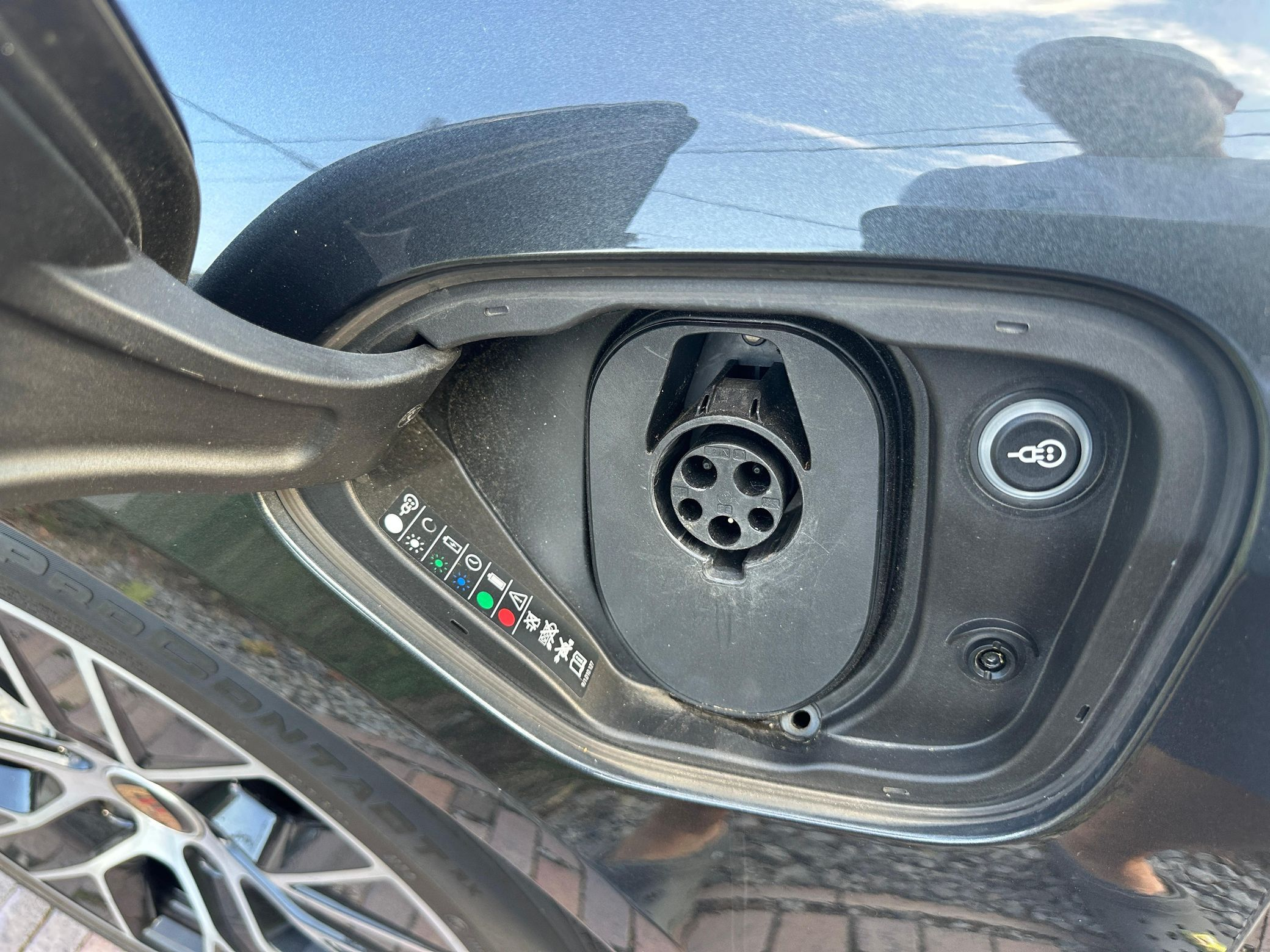 2021 Porsche Taycan 4S - Image 18