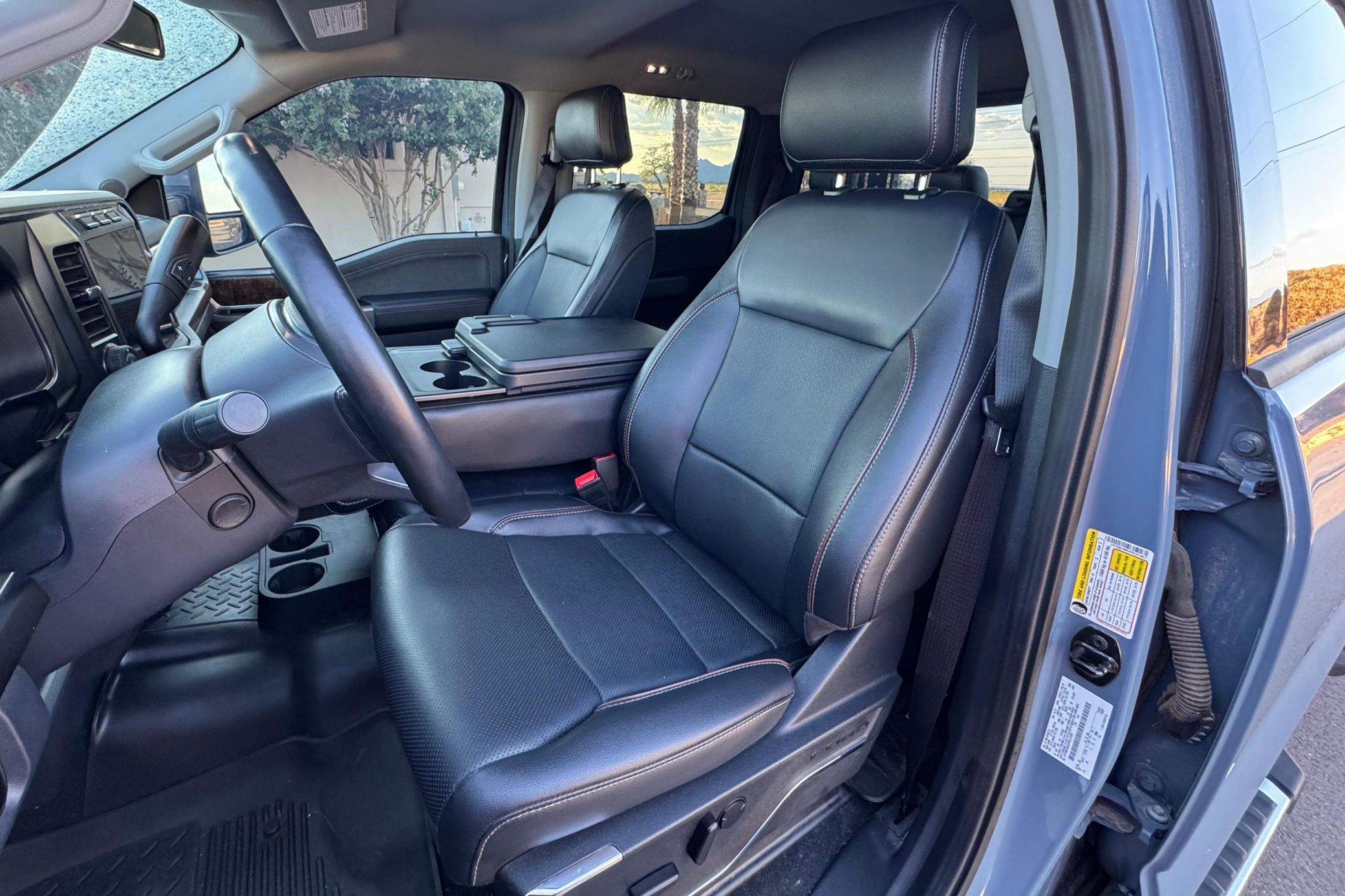 2023 Ford F-350 Super Duty Lariat - Image 12