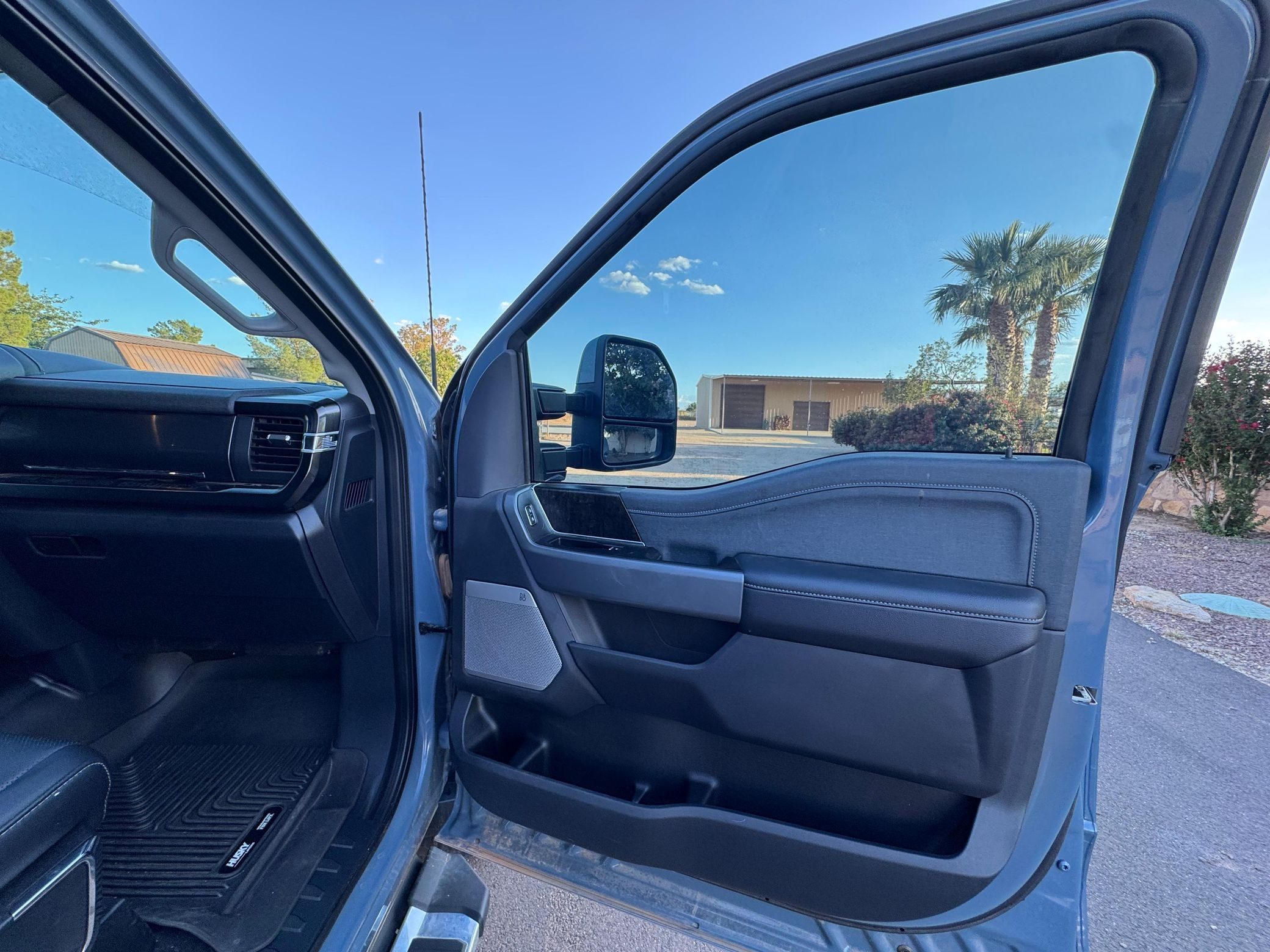 2023 Ford F-350 Super Duty Lariat - Image 14