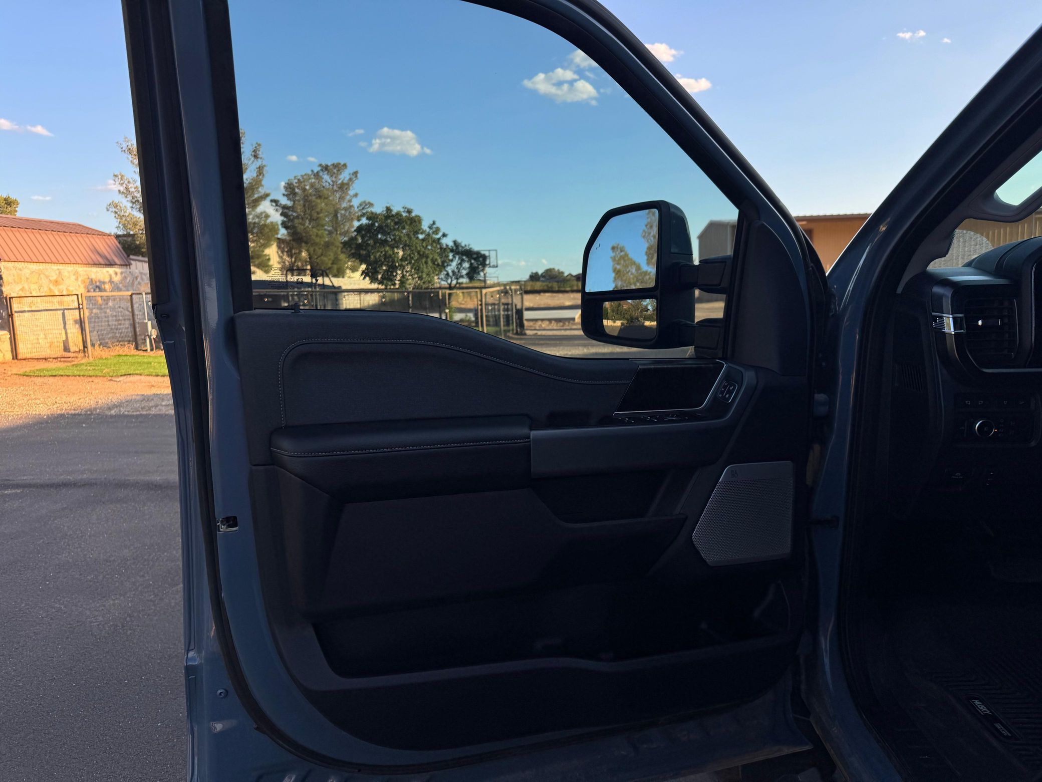 2023 Ford F-350 Super Duty Lariat - Image 33