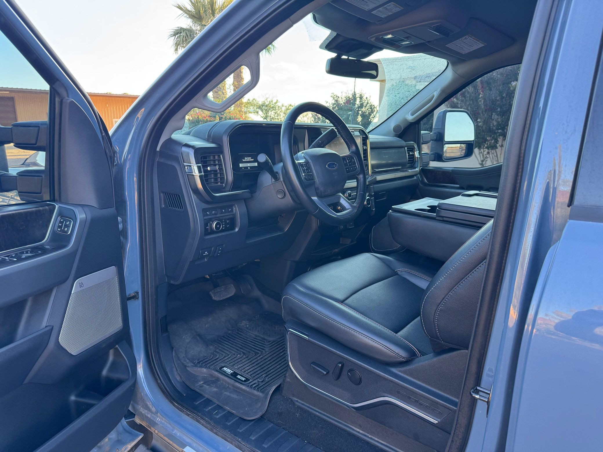 2023 Ford F-350 Super Duty Lariat - Image 35