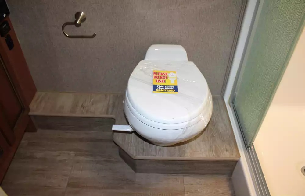 2018 Fleetwood Bounder 36D - Image 22