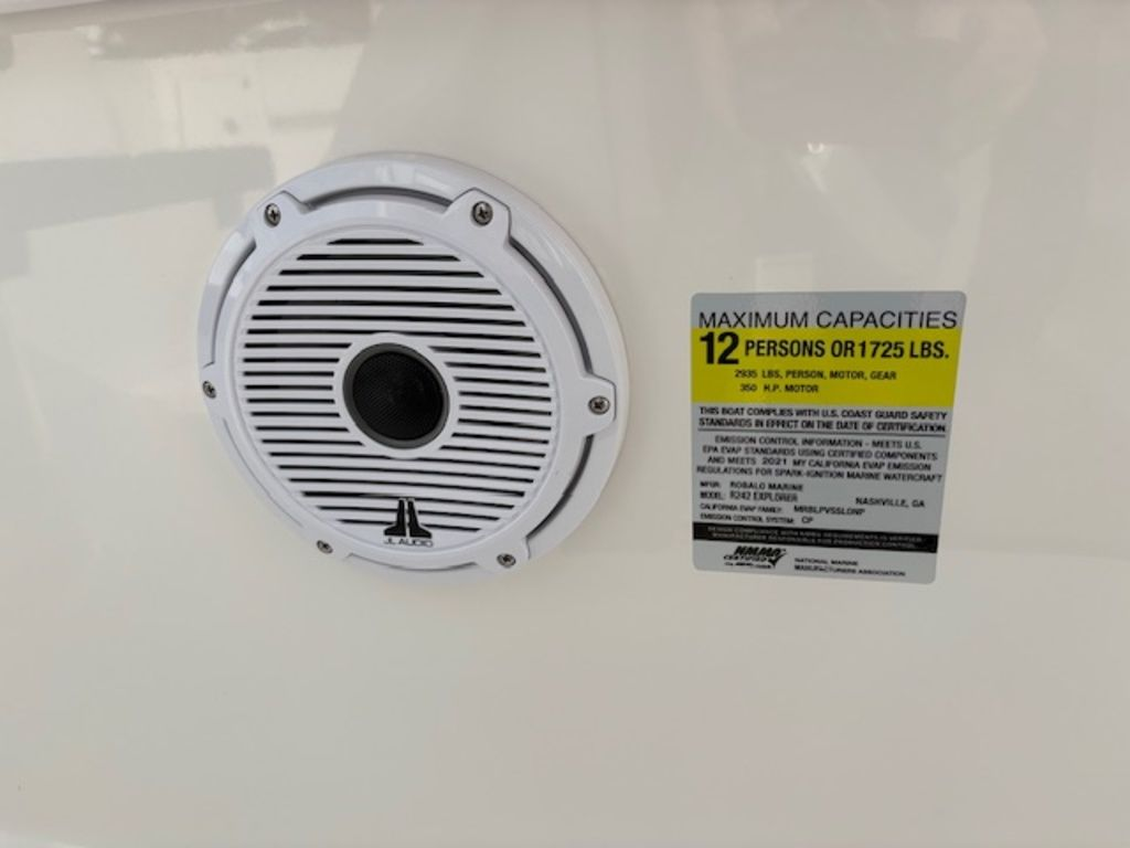 2021 Robalo R242EX - Image 15