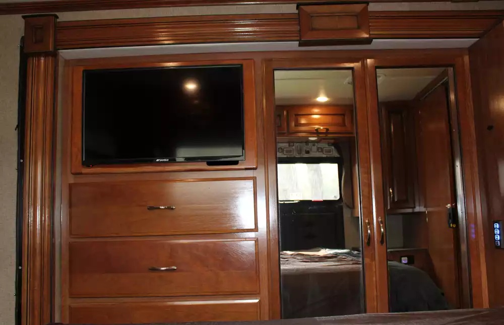 2018 Fleetwood Bounder 36D - Image 23